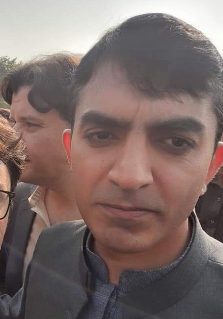 khalidzadran01's tweet photo. زمونږ دریځ واضح دی، قومي سیاست مردود یولو؛ مګر ځیني داسې کسان شته چې حتی د ناسیونالیزم باطل اصول یې هم شریف او مبارز نه بولي. دوی د قوم نارې وهلې، مګر په وزیرستان کې یې نه یوازې د امریکایانو جنګي جنایات توجېه کول، بلکې جاسوسۍ یې هم ورته کولې.
۱/۲ https://t.co/kzv69BN48m