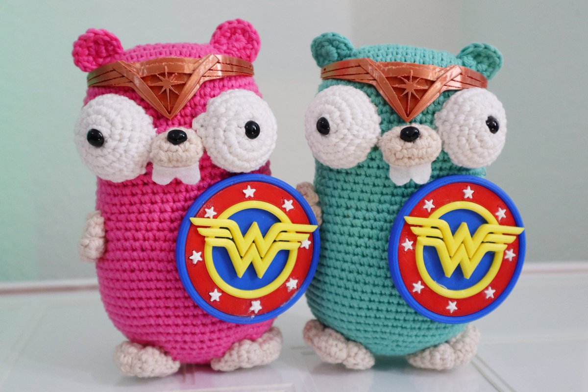 A bit away from Twitter, but not from my hooks. I wasn't feeling well so my doctor adviced me to take a day off from work and focus on something I could relax a bit. So I decided crocheting something, and here is the results!! Two lovely #gophers