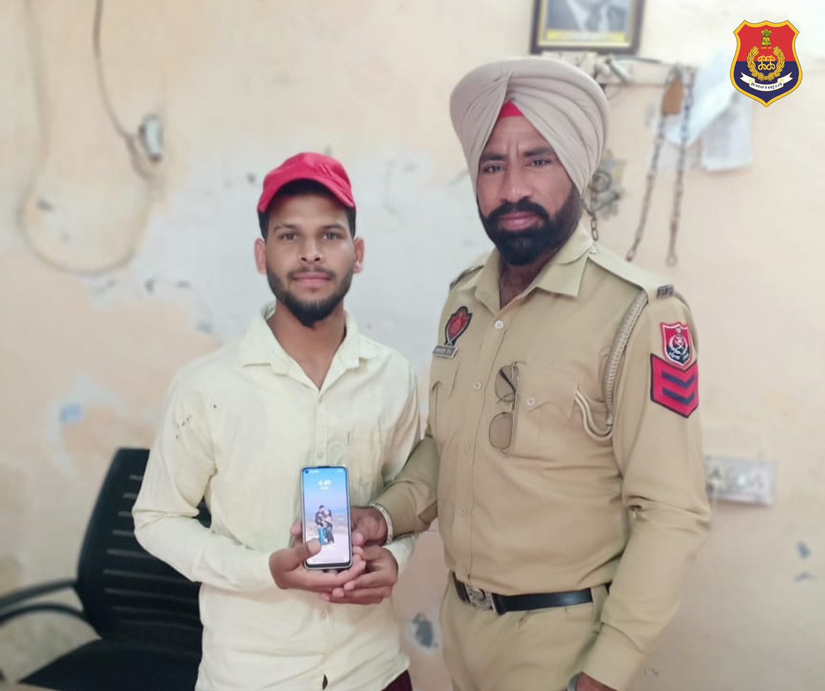 PP_Hoshiarpur's tweet photo. Hoshiarpur Police (PP Purhiran) successfully traced and returned a lost mobile phone to its rightful owner with the assistance of #CyberCell. The owner is grateful for our prompt action!
#PPAlwaysAtYourService #LetsBringTheChange https://t.co/RoY8GSukQ2