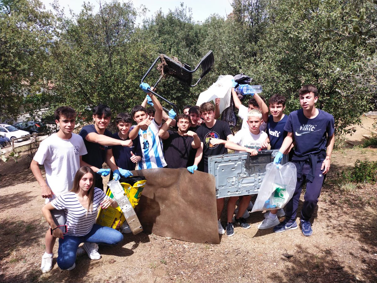 InsXammar's tweet photo. 147 Kg de deixalles han recollit l’alumnat de #4teso en els dos bosquets que tenim al costat del centre durant la seva participació en el #cleanupday #letscleanupeurope ♻️ Esperem recollir-ne menys el curs vinent. És feina de tots preservar el nostre entorn. #serveicomunitari https://t.co/CCKZbynAnZ