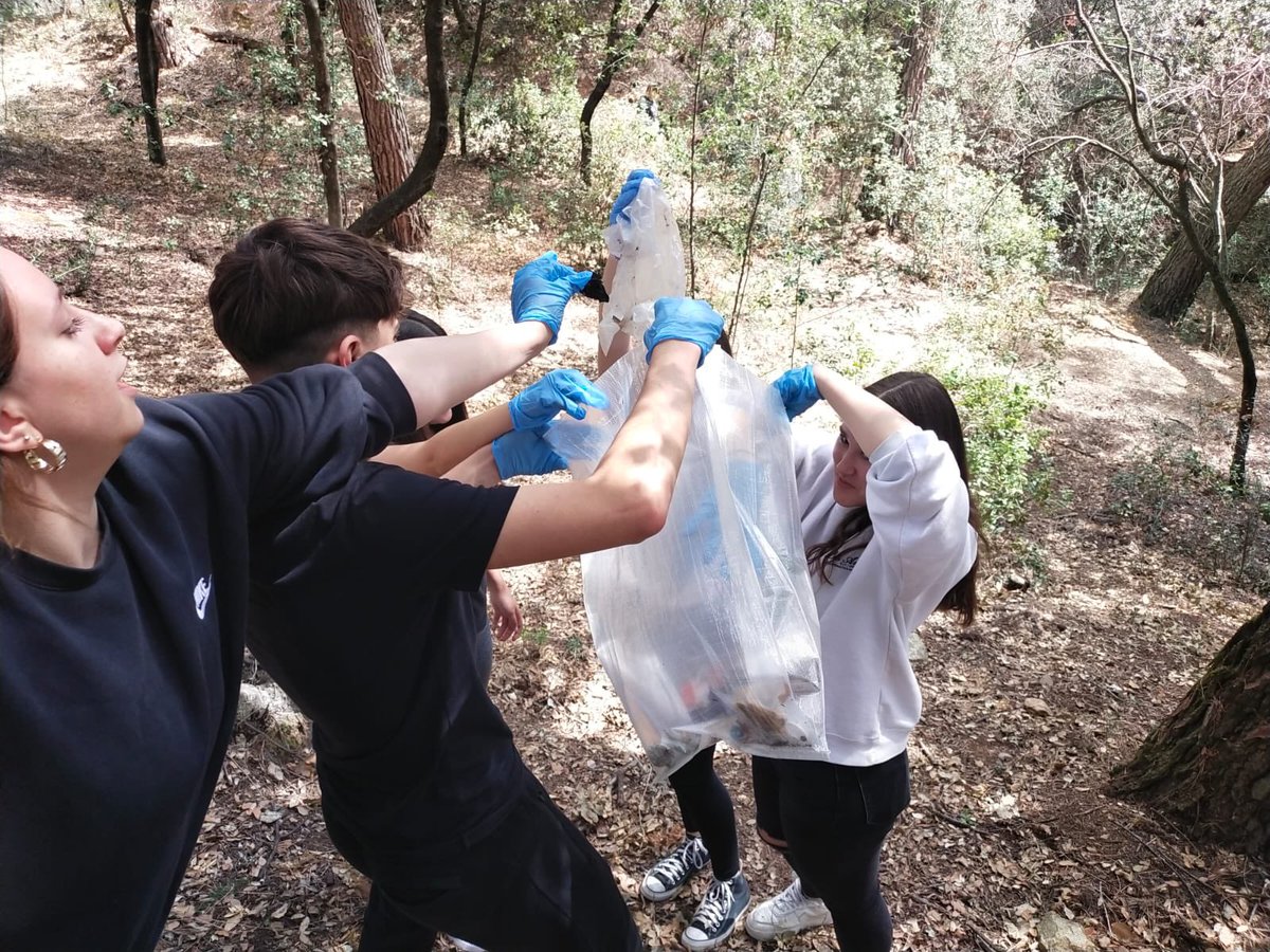 InsXammar's tweet photo. 147 Kg de deixalles han recollit l’alumnat de #4teso en els dos bosquets que tenim al costat del centre durant la seva participació en el #cleanupday #letscleanupeurope ♻️ Esperem recollir-ne menys el curs vinent. És feina de tots preservar el nostre entorn. #serveicomunitari https://t.co/CCKZbynAnZ