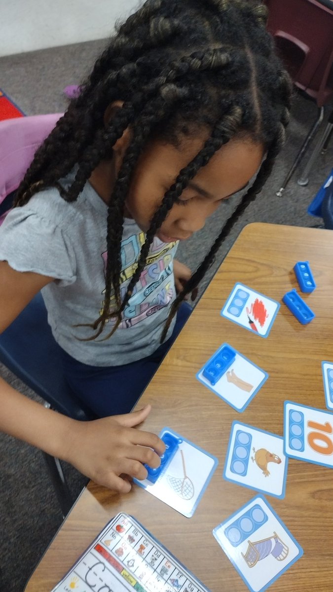 MsBrawnersClass's tweet photo. Heyyy... what's poppin??? Oh, it's just CVC blends with poppits! They were blending and popping away! Lol! 🤗💖 #independentphonicsstation https://t.co/ieDleeOJMW