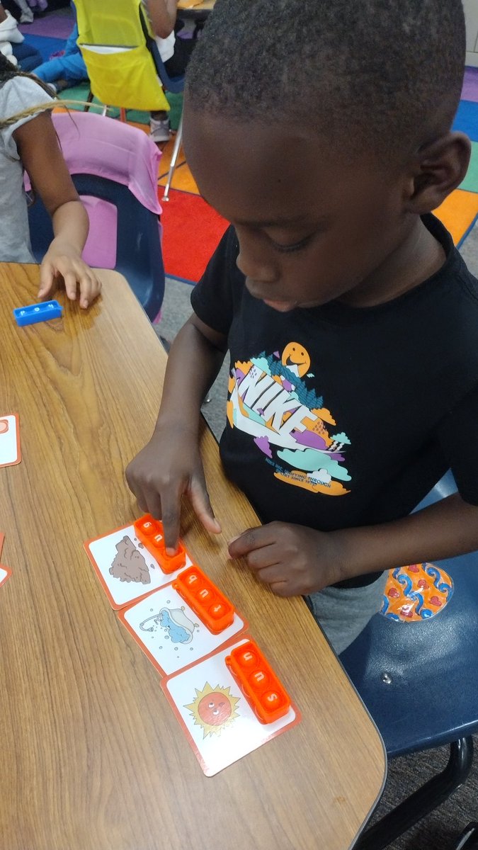 MsBrawnersClass's tweet photo. Heyyy... what's poppin??? Oh, it's just CVC blends with poppits! They were blending and popping away! Lol! 🤗💖 #independentphonicsstation https://t.co/ieDleeOJMW