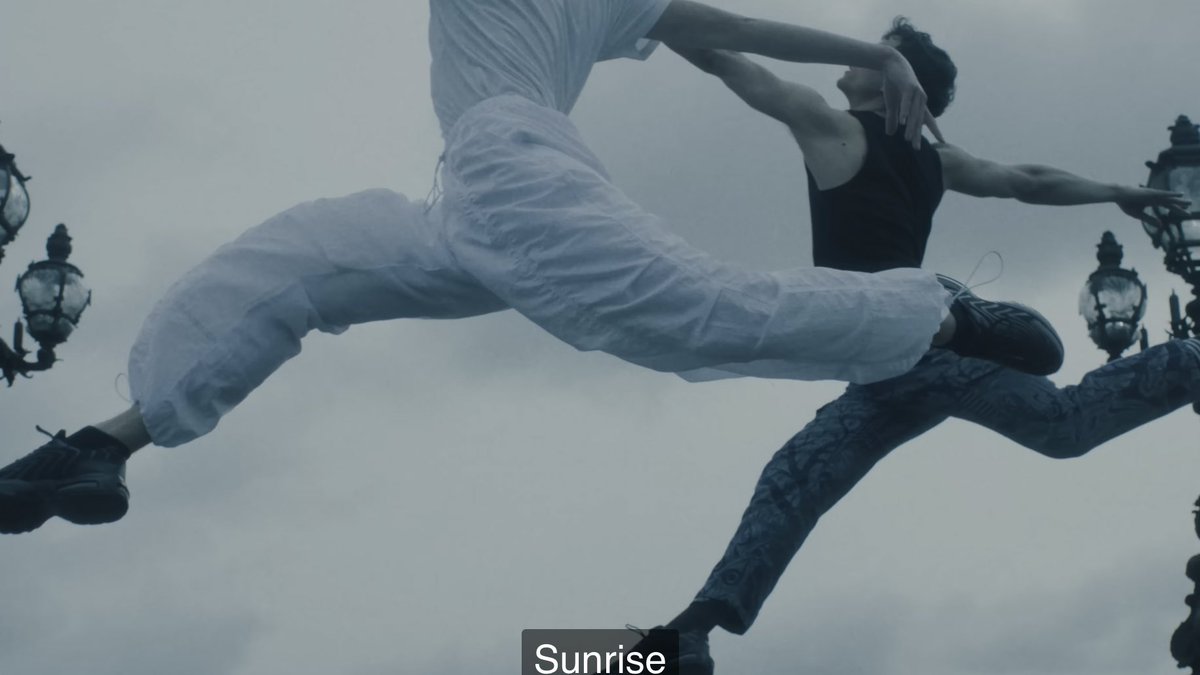 현빵 ⭑ on Twitter: “WHO EVEN ARE DOING SPLITS IN MIDAIR 😭”