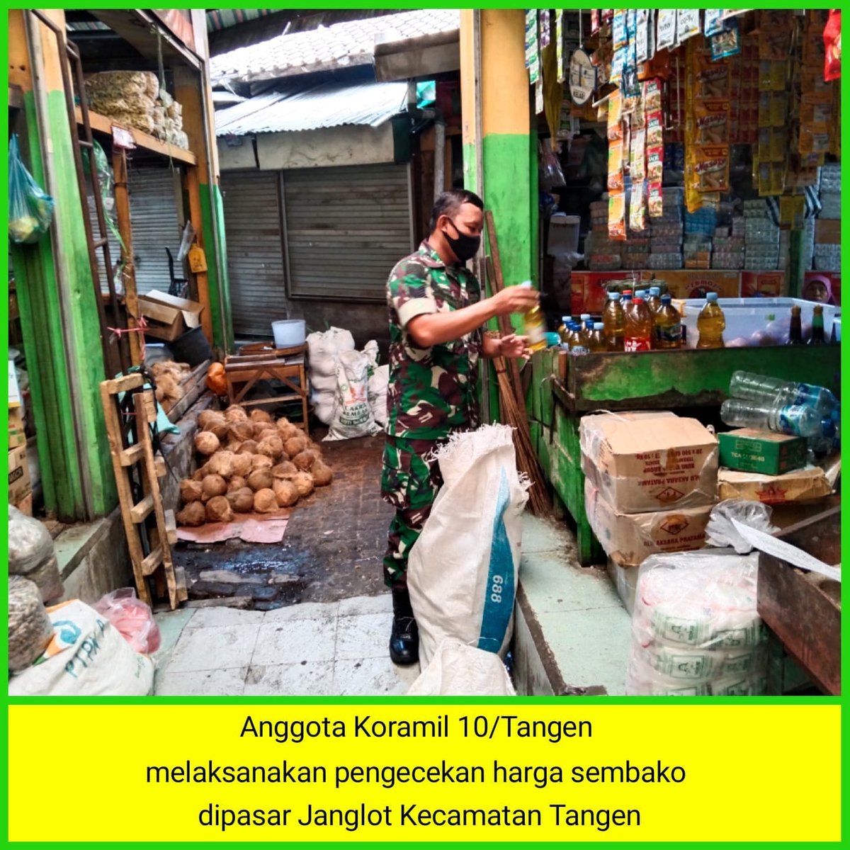 Babinsa Denanyar Serma Hariyanto melaksanakan kegiatan pendataan harga sembako dipasar Janglot Kecamatan Tangen .