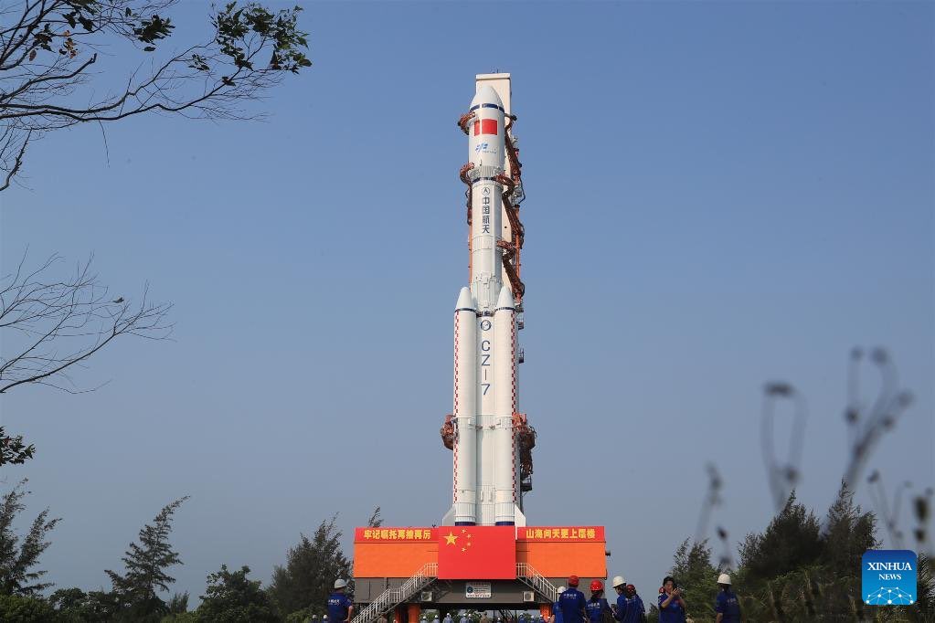 PointOrView's tweet photo. Chinese Long March-7 Y7 with Tianzhou-6 on top rolls out to launchpad in preparation for upcoming launch.
Watch: https://t.co/IVtbr5B99O
#LongMarch7 #CZ7 #Tianzhou6 https://t.co/auc8pxDmx0