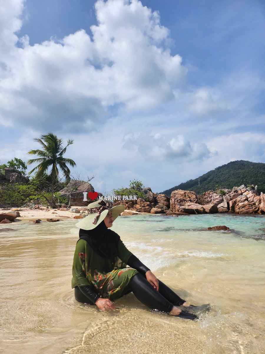 anisnanajihah's tweet photo. Cantiknya pulau redang . Unplanned trip balik kampung beraya terus sampai sini . Best sangat nak repeat lagi . Taman laut dah buka and pulau lima must visit . Berbaloi ambik pakej ni RM100 je per pax dah masuk semua sekali siap x2 makan . Jap anis share kat bawah pakej ni https://t.co/RRgeEHlWYT