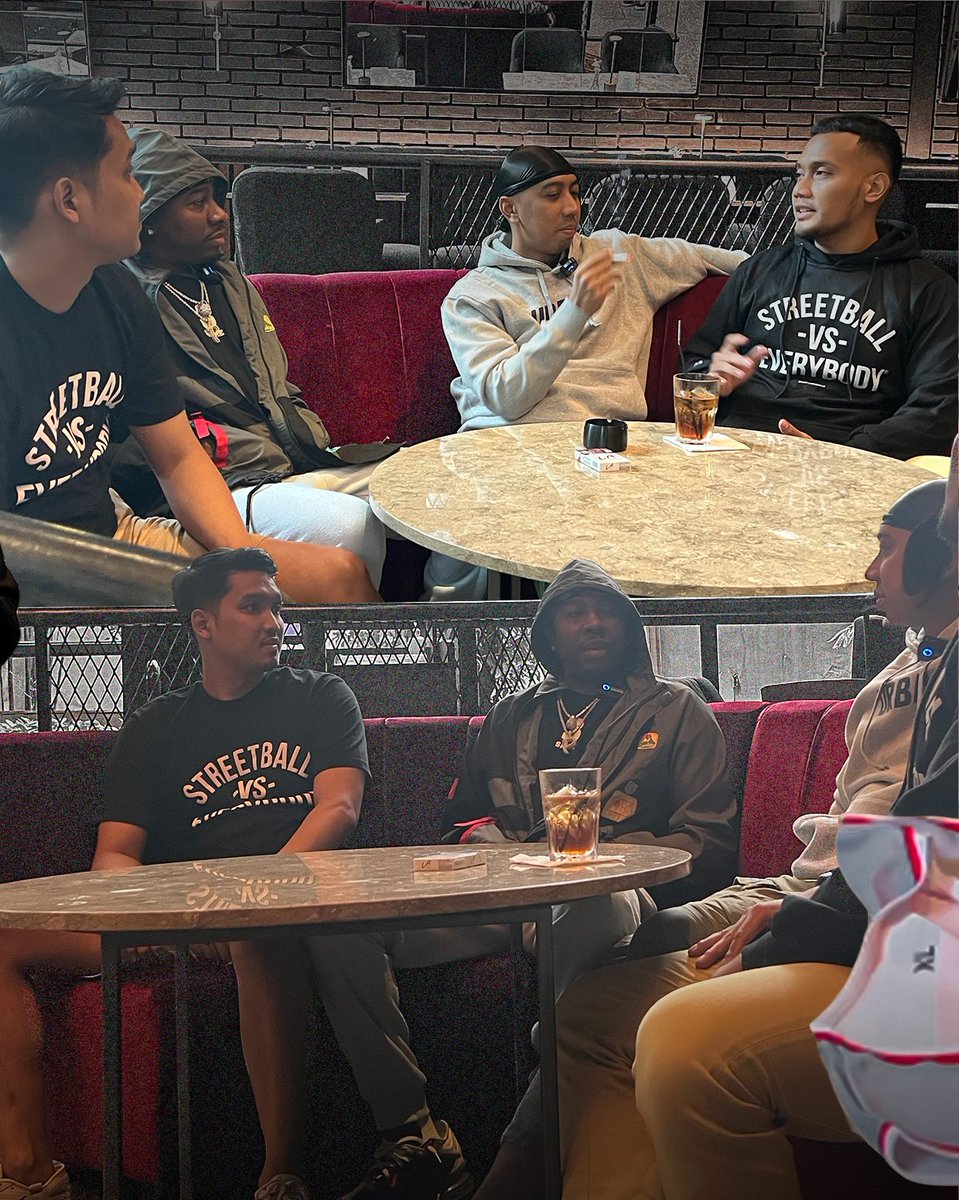 LA_Streetball's tweet photo. Inget gak kemaren @LA_Streetball pernah bikin challenge #MeetTheLegend?
Ini nih pemenangnya Bro Ganis dan Ramzy yang bisa ketemu langsung dengan legenda streetball dunia Hotsauce!
#LASBCommunity #LASBMeetTheLegend #And1 #MixtapeVol3 #HotSauce https://t.co/Ro3AXMjzxO