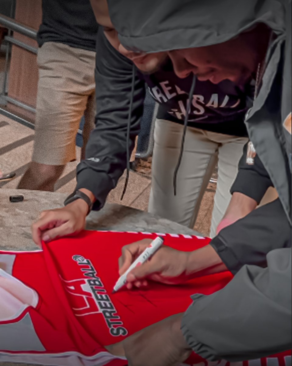 LA_Streetball's tweet photo. Inget gak kemaren @LA_Streetball pernah bikin challenge #MeetTheLegend?
Ini nih pemenangnya Bro Ganis dan Ramzy yang bisa ketemu langsung dengan legenda streetball dunia Hotsauce!
#LASBCommunity #LASBMeetTheLegend #And1 #MixtapeVol3 #HotSauce https://t.co/Ro3AXMjzxO