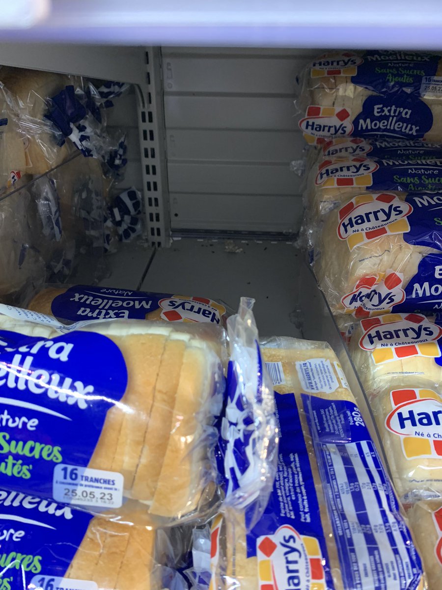 huguesalejandro's tweet photo. @AUCHAN_France #negligence de #hygiène et de sécurité alimentaire dans l’auchan parisien de Voltaire, j’ai dénoncé il y a une semaine, et il y a encore de #caca 💩 de souris 🐭 au rayon de pan de mie. Même pas besoin d’y chercher. Zéro réactivité de votre part. https://t.co/6nY1vNcFGU