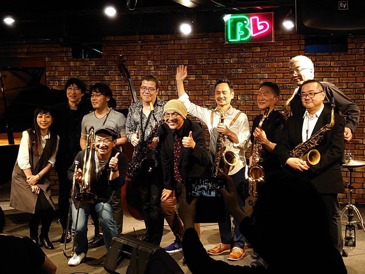 takabou_joecool's tweet image. 赤坂ビーフラット改修前最後のライブへ。
三木さん＆岡さんのテナーバトルから、錚々たるサックス奏者の方々が飛び入りで更に凄い事へ…。
アンコールはなんと昇太師匠もトロンボーンで参加！
#高橋徹 #中村健吾 #松本茜 #三木俊雄 #岡淳 #竹野昌邦 #八木敬之 #塩川光二 #羽根渕道広 #春風亭昇太