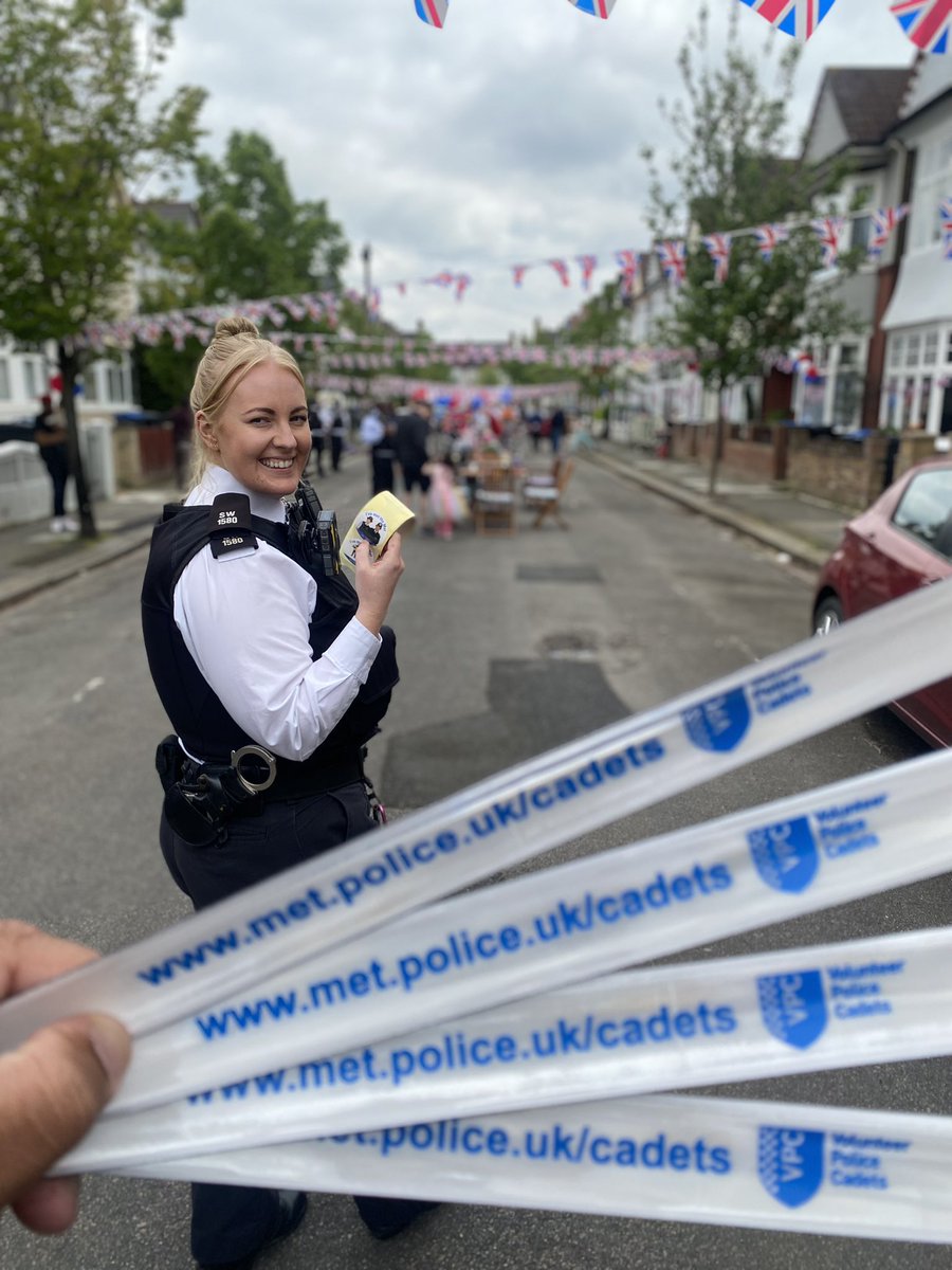 MertonVPC's tweet photo. Street parties recruitment in full swing! What a beautiful day! #Coronation #bigHelpOut @MPSMerton @NationalVPC @MPSColliersWood @Merton_Council https://t.co/vccFVRBA21