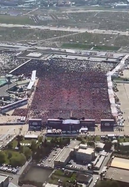 techsoftglobal's tweet image. 55 bin metrekareye 1 milyon 700 bin kişiyi sığdırmak demek 1 metrekareye 30 kişi sığdırmak demek. Bu ancak akp matruşka sı ile olur. maksimum 175-200 bin kişi var..