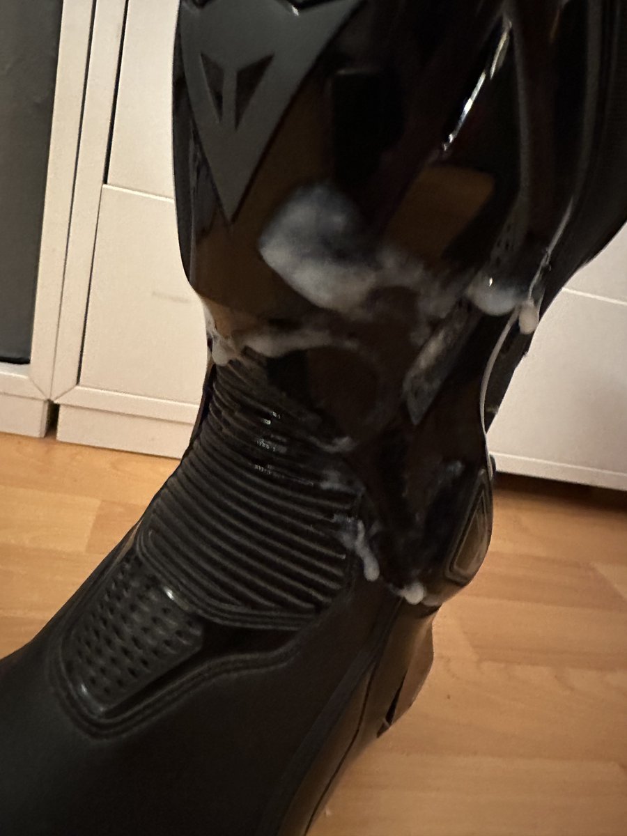 SkinAlex1's tweet photo. When he wastes my load 

He has to clean my boots 😈 https://t.co/OeWs8kXm0L