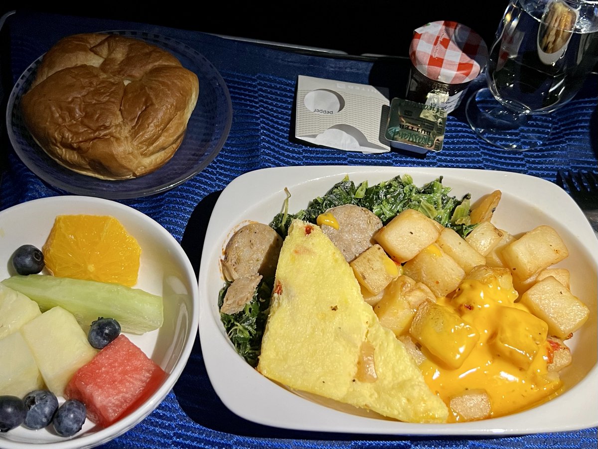 Bữa ăn sáng nay với United Airlines khi bay từ Houston đi New Jersey.