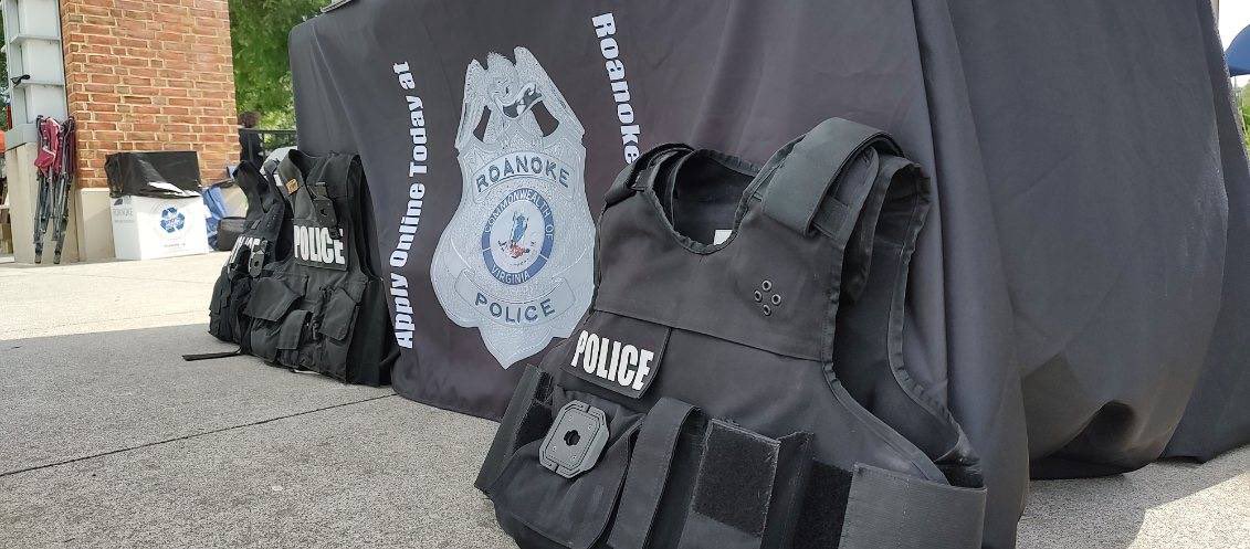 roanokepolice's tweet photo. RPD is at the TacoRitas Festival at Elmwood Park today! There’s live music, delicious food, and tons of fun for all ages.
We’ll be there until 3:00 p.m., so make sure you stop by to see us if you’re coming to enjoy the event!
#RPDpride https://t.co/G5qttKE9be