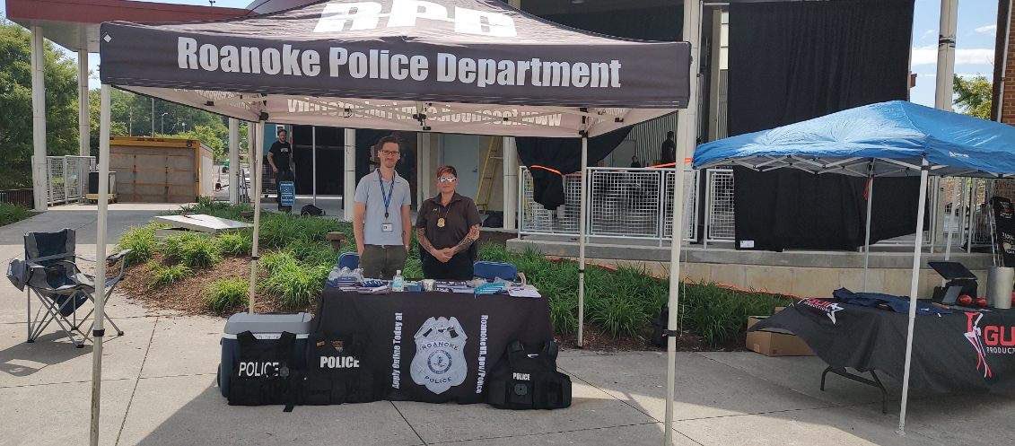 roanokepolice's tweet photo. RPD is at the TacoRitas Festival at Elmwood Park today! There’s live music, delicious food, and tons of fun for all ages.
We’ll be there until 3:00 p.m., so make sure you stop by to see us if you’re coming to enjoy the event!
#RPDpride https://t.co/G5qttKE9be