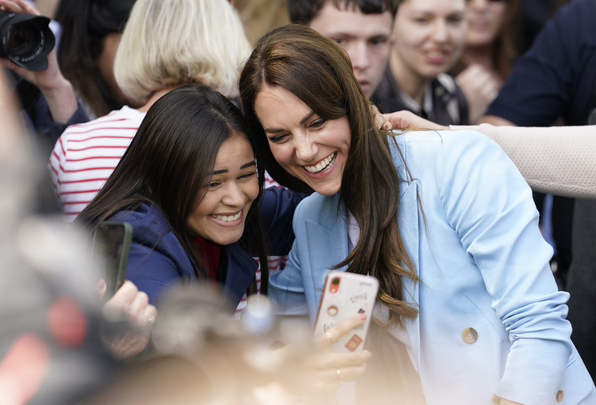 RoyalFamily's tweet photo. Wonderful to see so many people out enjoying their #CoronationBigLunch today! 🧁🍾 https://t.co/E1XdljaPDG