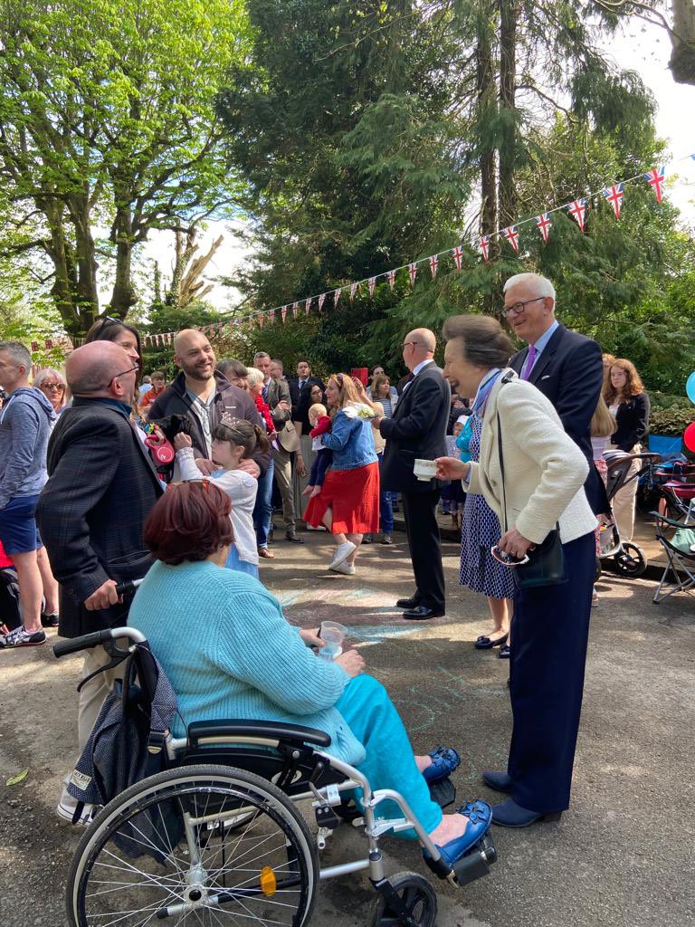 RoyalFamily's tweet photo. Wonderful to see so many people out enjoying their #CoronationBigLunch today! 🧁🍾 https://t.co/E1XdljaPDG