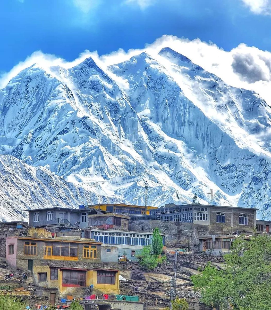 Rakaposhi view point.Located in Nagar valley of Gilgit Baltistan.I don't have any words to explain this beautiful view of Rakaposhi.
#rakaposhi  #gilgit @nagarvalley @TRakaposhi @ShowermaC @GBinPictures_ @GBJannatt