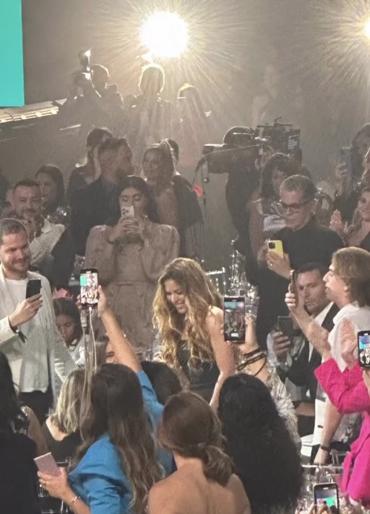 Shakira causing a commotion when she arrived at Billboard’s Latin Women in Music event last night. #BBMujeresLatinas