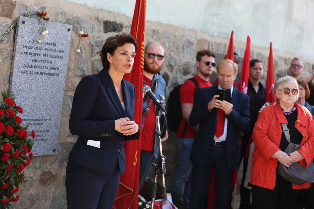 emitterhuber's tweet photo. Heute Vormittag war @rendiwagner bei der Gedenk- und Befreiungsfeier in der KZ-Gedenkstätte Mauthausen: Nach 78 Jahren bleibt niemals wieder, niemals vergessen und immer mutig aufzustehen gegen jede Form der Menschenverachtung, des Antisemitismus und der Hetze unser Auftrag. https://t.co/miLLTJjvzb