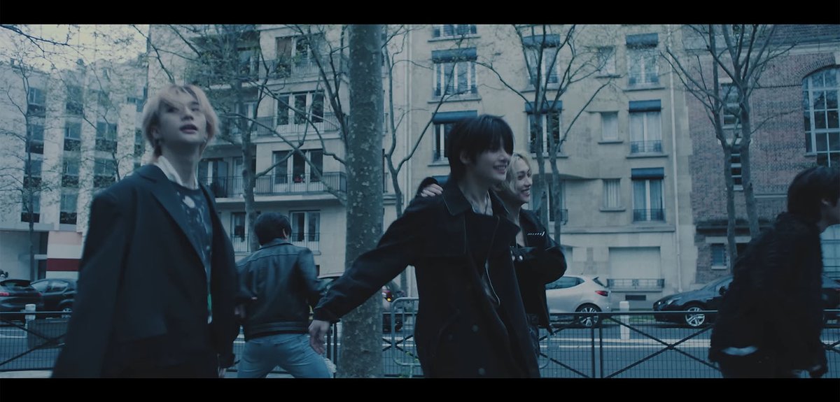 K_GEN_france's tweet photo. #StrayKids dévoile le MV de "DLC" filmé dans les rues de Paris
https://t.co/aEbWILmSY2 https://t.co/1ary60m9GD