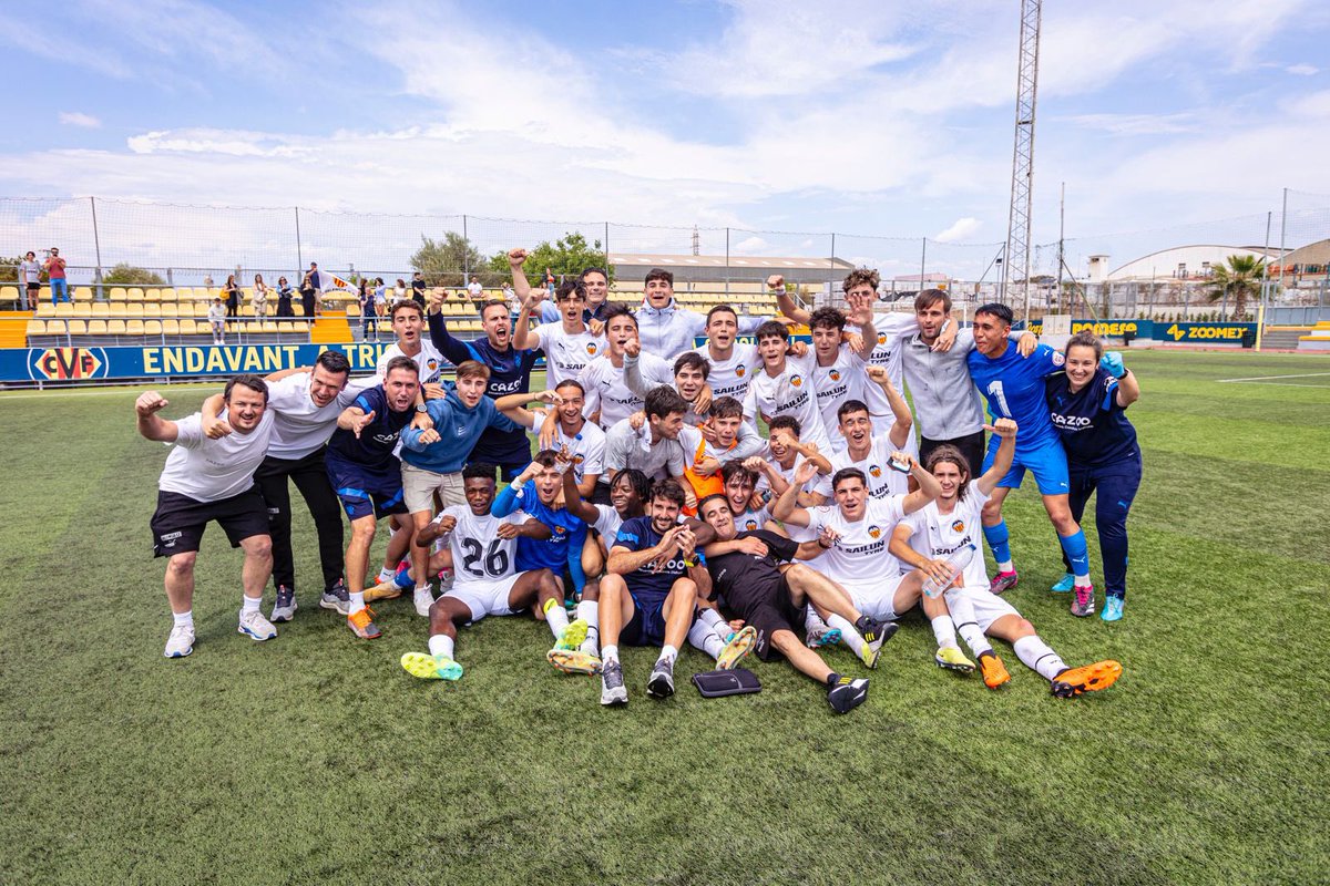DLeMoel's tweet photo. What an incredible way to finish the season. Needing only a draw in the final game if our rivals won!

Losing 1-0 in min 92, our ex player @edusatur10 scored a penalty in the 90th minute against Villarreal to hand us the title! DE LOCOS!!!!

Grande Edu 🙏 

📷 @NatxoHernandez https://t.co/MllnZ7Dzop