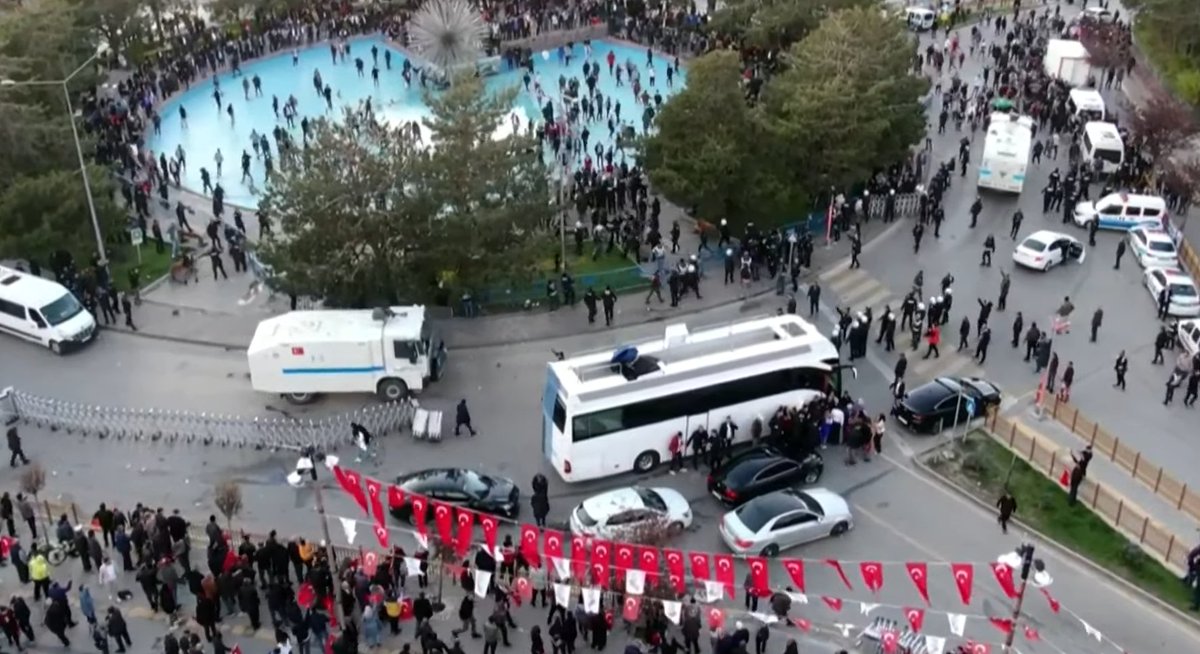 Erzurum'da yetkililer siyasi çıkarları uğruna provokasyona izin veriyor ve halkı birbirine düşürüyor. Saldırgan topluluğa müdahale edilmiyor. HER GÜN DAHA DA ÇİRKİNLEŞİYORLAR. UNUTMAYACAĞIZ, BİTİYORSUNUZ.