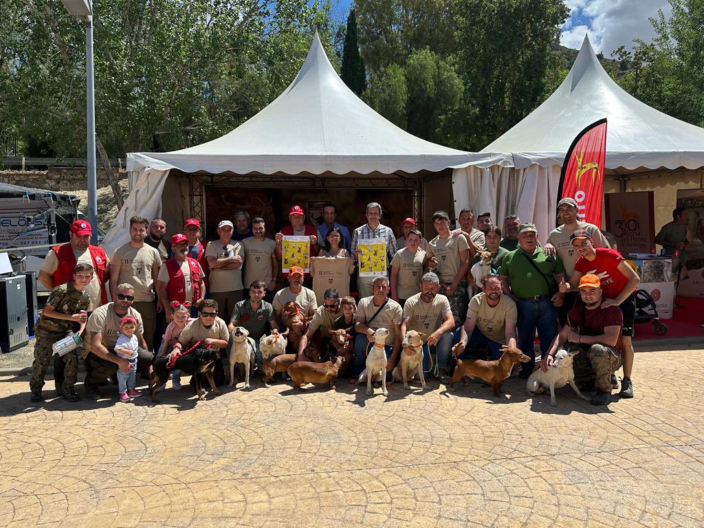andaluciacaza's tweet photo. Día grande hoy de convivencia y homenaje en el II Memorial de la Copa Andalucia de Podenco Andaluz y Maneto. Un total de 30 perros han sido galardonados por la Federación, los ganadores de las últimas cinco ediciones de esta competición. 

Gracias por este día para el recuerdo ☺️ https://t.co/4QHQCQe96X