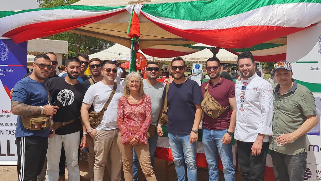 ItalyinNiger's tweet photo. La visita del nostro contingente #MISIN @MinisteroDifesa allo stand #Italia del Festival @1001Bouffes227 a Niamey

Grazie! #vivereallitaliana @ItalyMFA @ITAtradeagency https://t.co/8ERHshAzzz