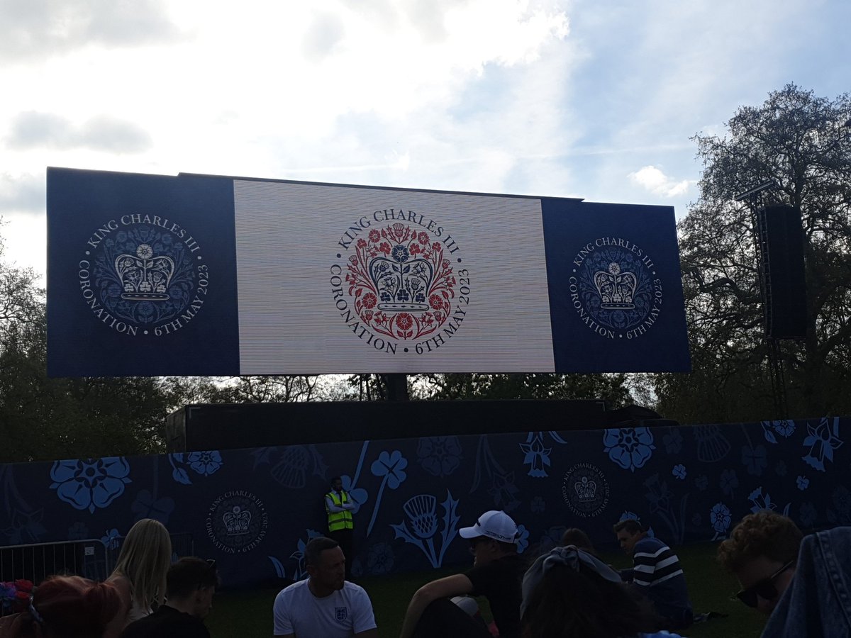 MyLifeInGenera1's tweet image. Made it to St James Park, think I'll watch the concert with a load stranger's 

#onlyLiveOnce #CoronationConcert