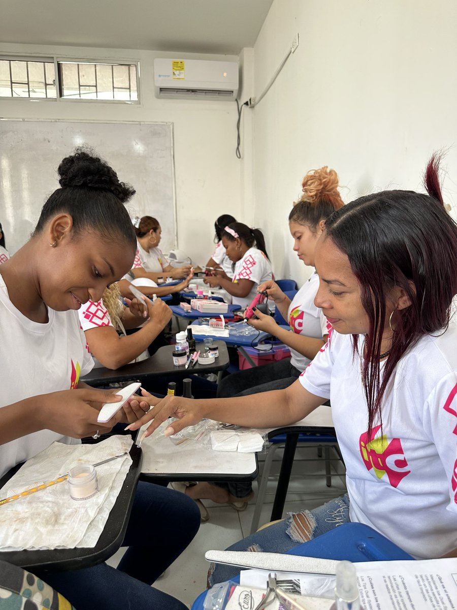 Alexi2Castillo's tweet photo. Que verracas las mujeres barranquilleras, vienen de todos los barrios y se están capacitando para Facturar DURO!!! En Uñas 💅🏻 acrilicas , cejas semipermanentes, y maquillaje profesional. Además de ser certificadas salen también con sus herramientas para trabajar @ChrisDaes https://t.co/GdgIJzoUvf