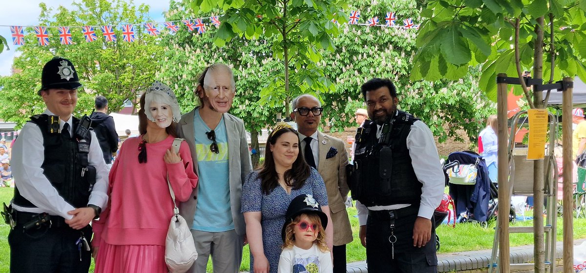 MPSTowerHam's tweet photo. Central East Borough Commander James Conway and Deputy Assistant Commissioner Matthew Horne attended a street party near Wapping Lane, E1 this afternoon, thank you for the invitation @AbdalUllah👑
#Coronation #mylocalMet https://t.co/zhAjDzRzhw