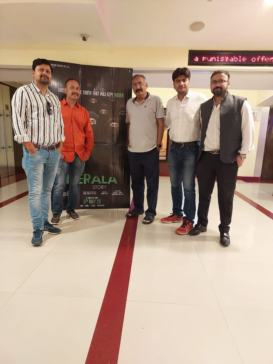 GayatriPrasad9's tweet photo. #TheKerlaStory सत्यघटना पर आधारित फिल्म है जिसे हिंदूसमाज को जरूर देखना चाहिए,समझना चाहिए कि आखिर किस प्रकार योजनाबद्ध तरीके से पिछले 10 वर्षों में लगभग 32000 से अधिक धर्मांतरण किए गए .कई लड़कियों के विषय में तो आजतक कोई जानकारी ही नहीं मिल पाई कि आखिर उनका हुआ क्या?
#Trending https://t.co/Wr4BjnxSDR