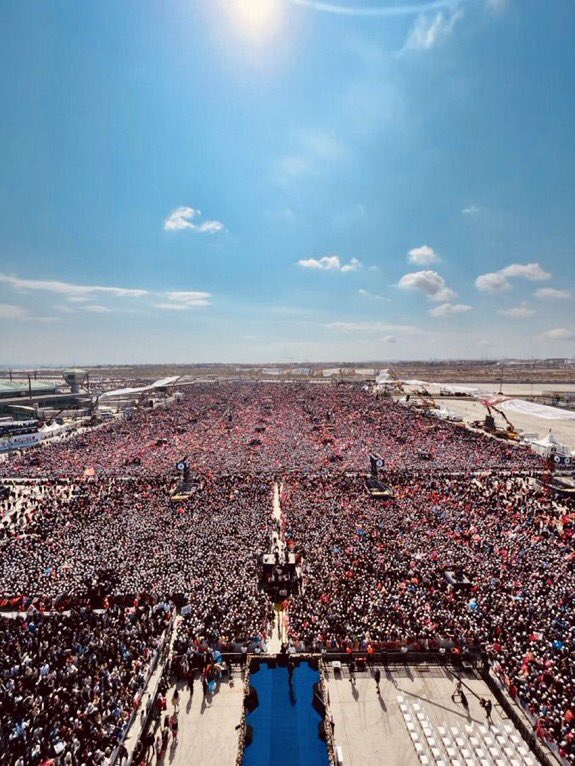 #TuerkiyeSanaEmanet #AtatürkHavalimanı istanbul istanbul olalı hiç görmedi bu kadar sevgiyi...bir bukadarı da even izliyor ..gümbür gümbür geliyoruz kaç kemal kaç...