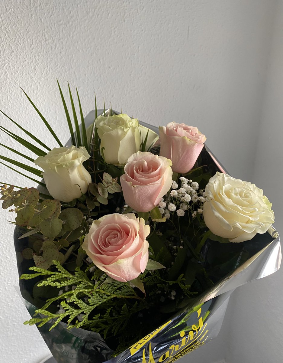 mmaiitane's tweet photo. yo: me gustan las flores 🌷🌼💐
él: https://t.co/CVQzPHg6r1