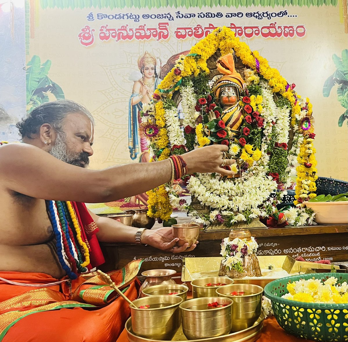 DavaSureshBRS's tweet photo. గౌరవ శ్రీ ఎమ్మెల్సీ శ్రీమతి కల్వకుంట్ల కవితక్క గారి అధ్వర్యంలో కొండగట్టు అంజన్న సేవా సమితి వారి అఖండ హనుమాన్ చాలిసా పారాయణం
కొండగట్టు అంజన్న అఖండ హనుమాన్ చాలీసా పారాయణం || Day 32||07.05.2023
#Hanuman_Chaleesa #Kondagattu
@RaoKavitha @BRSparty
@sharathjagruthi @RajeevSagarM https://t.co/Suz3MDHaua