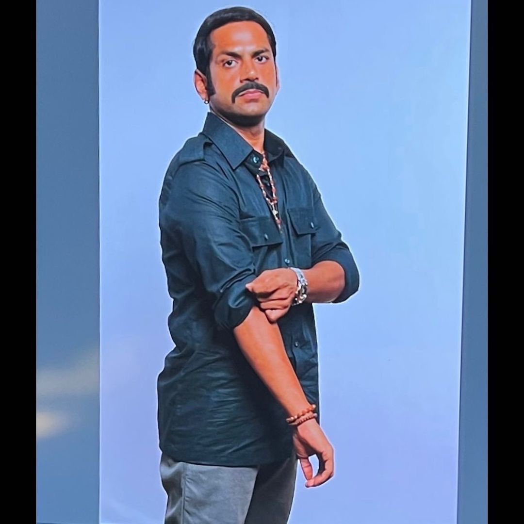 sharibhashmi's tweet image. Take a look…
From #LookTest to the #FinalLook 

My character #Chandan in #Afwaah 

#Afwaah in Cinemas Now !!! 
Dekho Dekho Jao Jao Jao !!! 

Thankoo @IAmSudhirMishra @nisargmeister #ShivaBajpai ❤️ for  writing such a amazing character 

Thankoooo @CastingChhabra bhai ❤️ and…