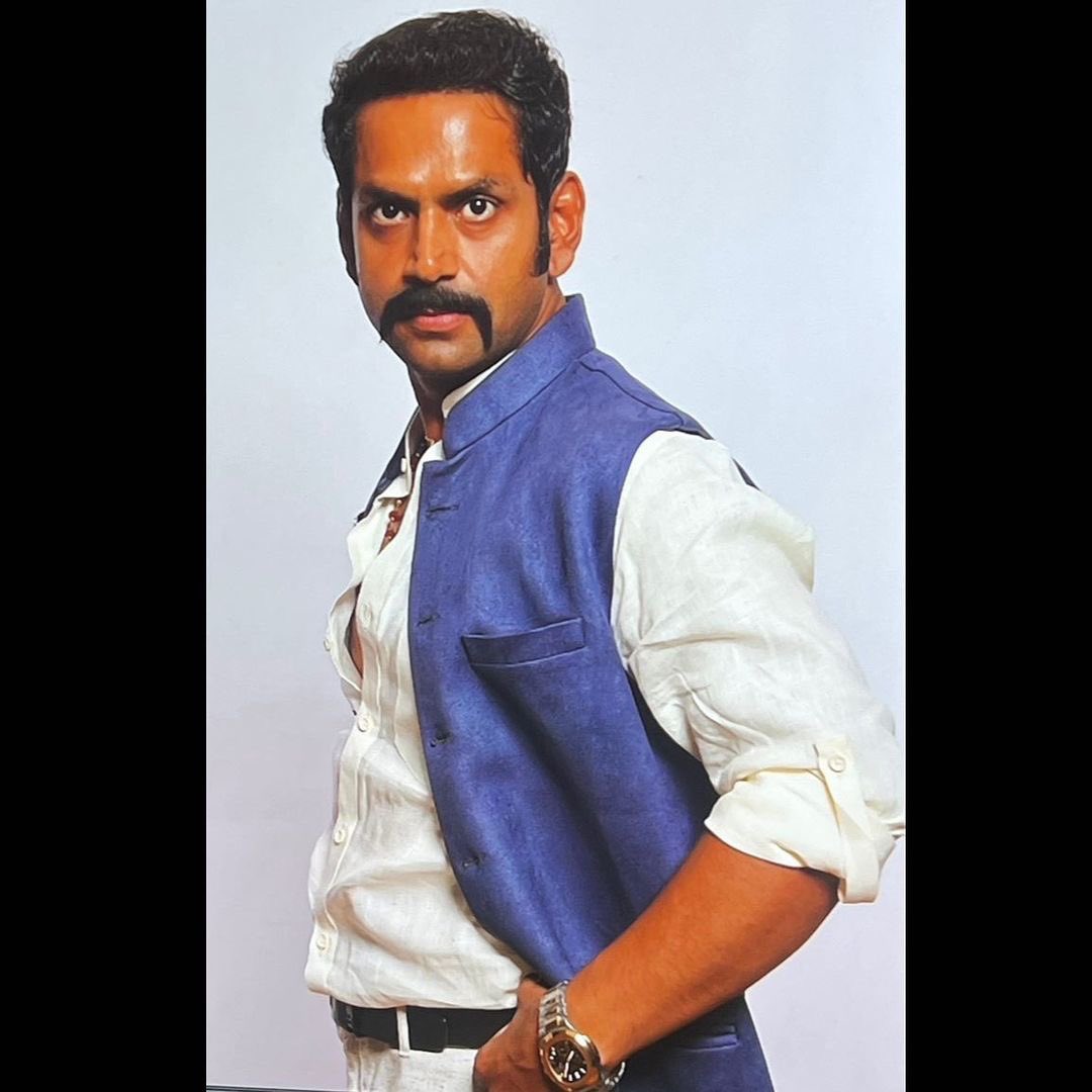 sharibhashmi's tweet image. Take a look…
From #LookTest to the #FinalLook 

My character #Chandan in #Afwaah 

#Afwaah in Cinemas Now !!! 
Dekho Dekho Jao Jao Jao !!! 

Thankoo @IAmSudhirMishra @nisargmeister #ShivaBajpai ❤️ for  writing such a amazing character 

Thankoooo @CastingChhabra bhai ❤️ and…