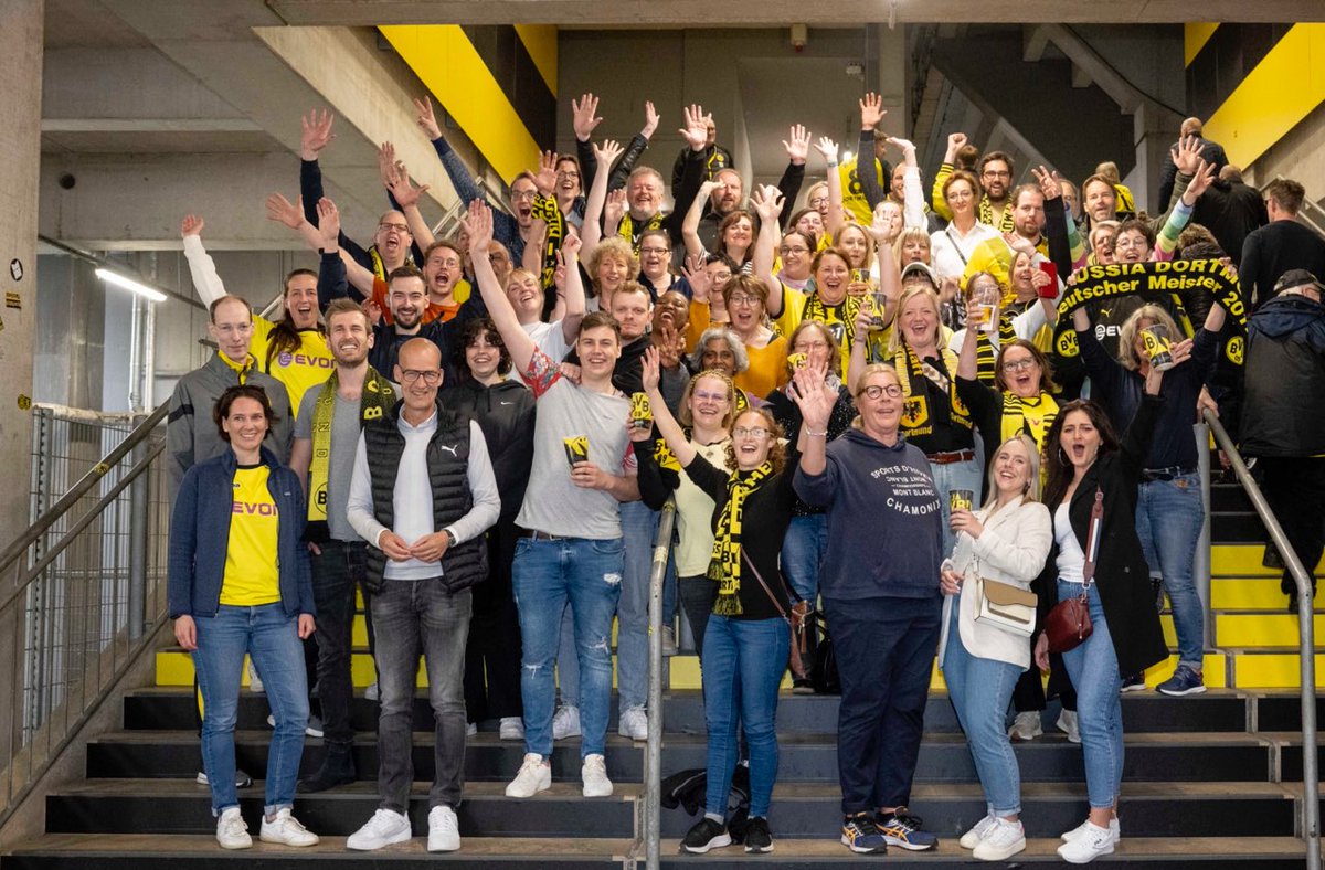 Team der UKM-Urologie heute beim BVB-Spiel - auf Einladung von @bvb und <a href="/HallerSeb/">Sébastien Haller</a> als Dankeschön nach abgeschlossener Behandlung 

#BVBWOB