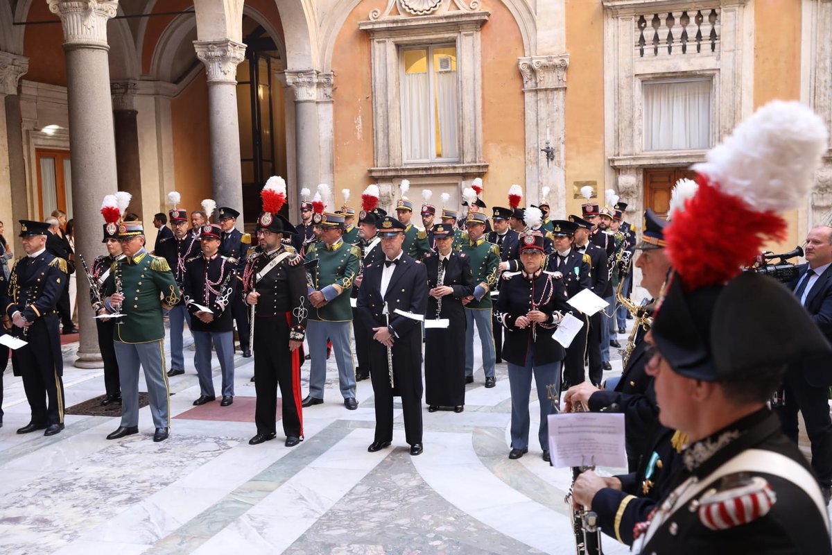 SenatoStampa's tweet photo. #Senato75. In diretta su #SenatoTV il concerto della #BandaInterforze dedicato ai #75anni del #SenatodellaRepubblica https://t.co/j44Seenlpl Con il Presidente @Ignazio_LaRussa. Da #PalazzoMadama al palco di #PiazzaNavona https://t.co/VtLpg27Na1