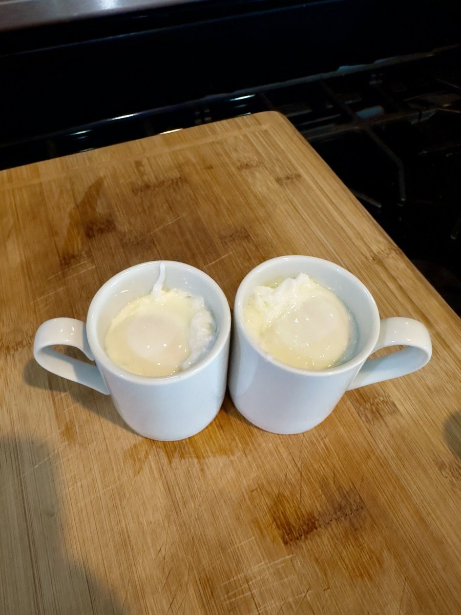wsellers's tweet image. Mmmm perfect poached eggs, poached in a lungo espresso cup!  🤪🤔 @MrJamesMay, @RichardHammond - #PoachedEggs