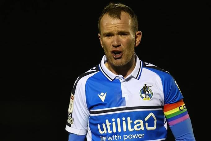 eireguide's tweet photo. Glenn  Whelan has hung up his boots and has officially retired as a  professional footballer at the age of 39. His last few minutes arrived at Bristol Rovers today, a club where he will continue as a first-team  coach. Much respect for this great professional who has many great years ahead on the coaching side of things. Thanks for everything Glenn.  👏⚽️☘️🙌 #glennwhelan 

pass on our best wishes @karen3403