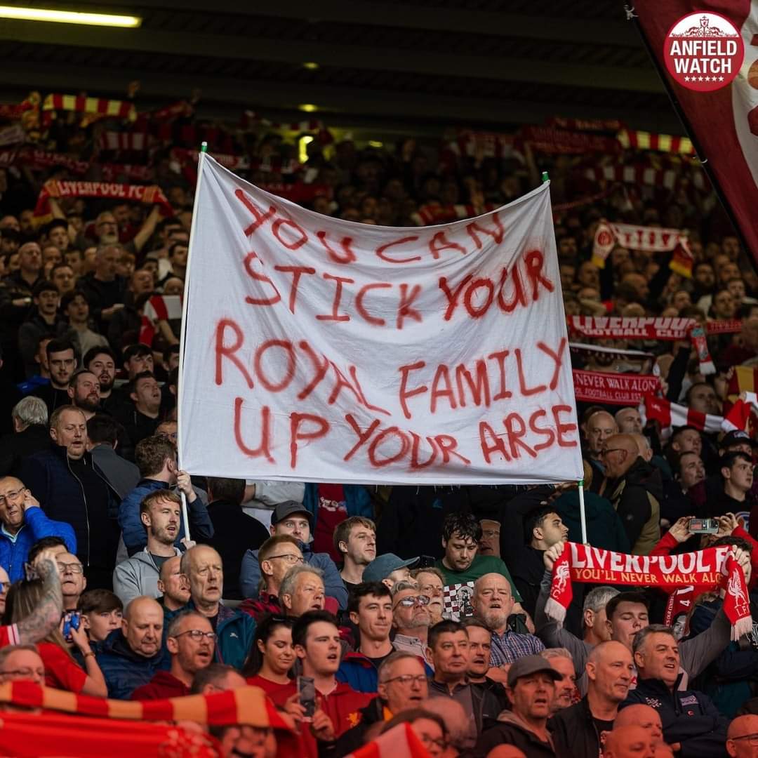 La afición del Liverpool abucheó ayer el himno británico que se puso en todos los campos de la Premier con motivo de la coronación de Carlos III. También cantaron: "Que se joda la familia Real, dadle comida a los pobres."