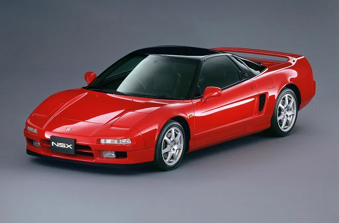 あくまでも個人的な印象だが  初代NSXと初代ビートには、同時代の「ホンダスポーツの夢」があった  手の届く夢と、いつかは…と憧れとしての夢。  S660は、高度に洗練されていて もはや一年後に【デカくて高いだけのNSX】が出ても、憧れはしなかったのではないか。  あと、セナがいない。