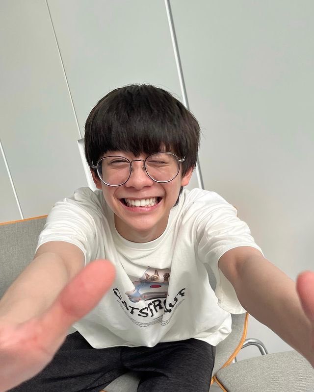 jullpull789's tweet image. ใครหลงเข้าแท็กมาแล้วสะดุดตาเด็กน้อยหน้ามนใส่แว่นมีหน้าม้าคนนี้ ขออนุญาตแนะนำให้รู้จักนะค้าบบ “ อ๊อตโต้ สิปปวิชญ์ พงษ์วชิรินทร์ “ 1 ใน 24 เทรนนีจาก #789TRAINEE ที่จะแข่งขันในรายการ #789SURVIVAL ทาง #ช่องวัน31 26 พ.ค.นี้ค้าบบบ

#OTTOsippavitch 
#789TRAINEE 
#789SURVIVAL