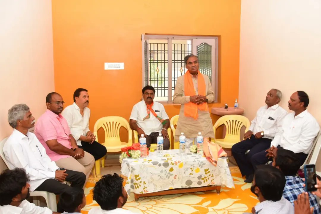 ParannaMBJP's tweet photo. ಗಂಗಾವತಿ ನಗರದ ಜಂತಕಲ್ ಬೈಪಾಸ್ ರಸ್ತೆಯಲ್ಲಿ ಬರುವ ವೃದ್ಧಾಶ್ರಮದಲ್ಲಿ ಚಿಕ್ಕ ಸಭೆ ನೆಡೆಸಿ ಸರ್ಕಾರದ ಅಭಿವೃದ್ಧಿ ಕಾರ್ಯಗಳನ್ನು ವಿವರವಾಗಿ ತಿಳಿಸಿ, ಮತ್ತೊಮ್ಮೆ ಕಮಲದ ಚಿಹ್ನೆ ಇರುವ 3 ನೇ ಬಟನ್ ಒತ್ತುವ ಮೂಲಕ ಬಿಜೆಪಿಗೆ ಬಹುಮತ ನೀಡಿ ಗೆಲ್ಲಿಸಬೇಕೆಂದು ಮನವಿ ಮಾಡಿಕೊಳ್ಳಲಾಯಿತು. https://t.co/i94fMVnzvp
