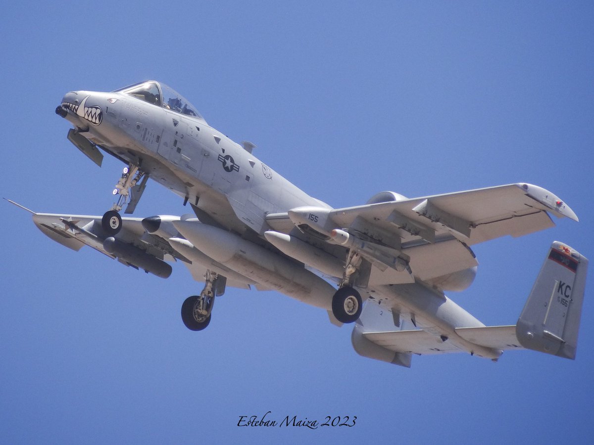 EstebanPhoto11's tweet image. Ya están en la base aérea de Zaragoza los cinco A-10 que en los próximos días ejecutarán misiones de Close Air Support durante el ejercicio #SwiftResponse23 #DefenderEurope23 del @USArmyEURAF liderado por la División Castillejos del @EjercitoTierra.

@EjercitoAire