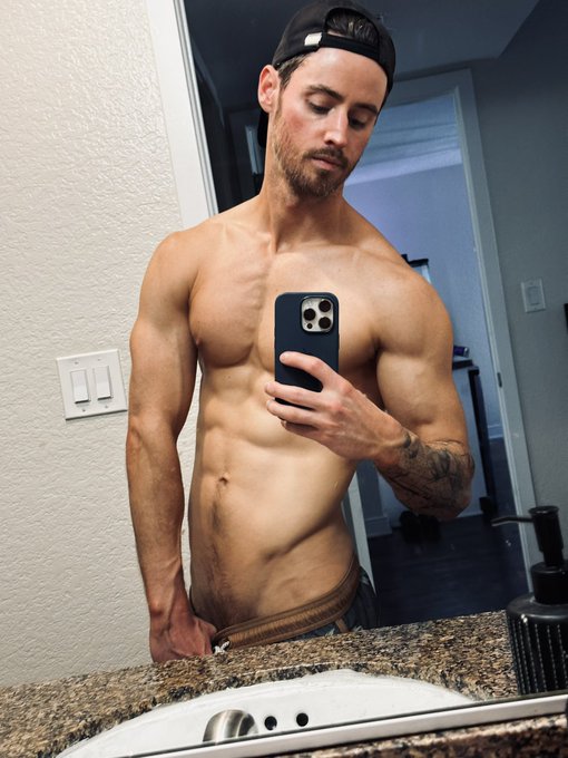 Show me your best bathroom mirror selfie. 😏 https://t.co/FF6Zkywp10